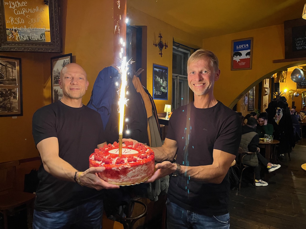 Obsah obrzku osoba, obleen, narozeninov dort, interir

Popis byl vytvoen automaticky