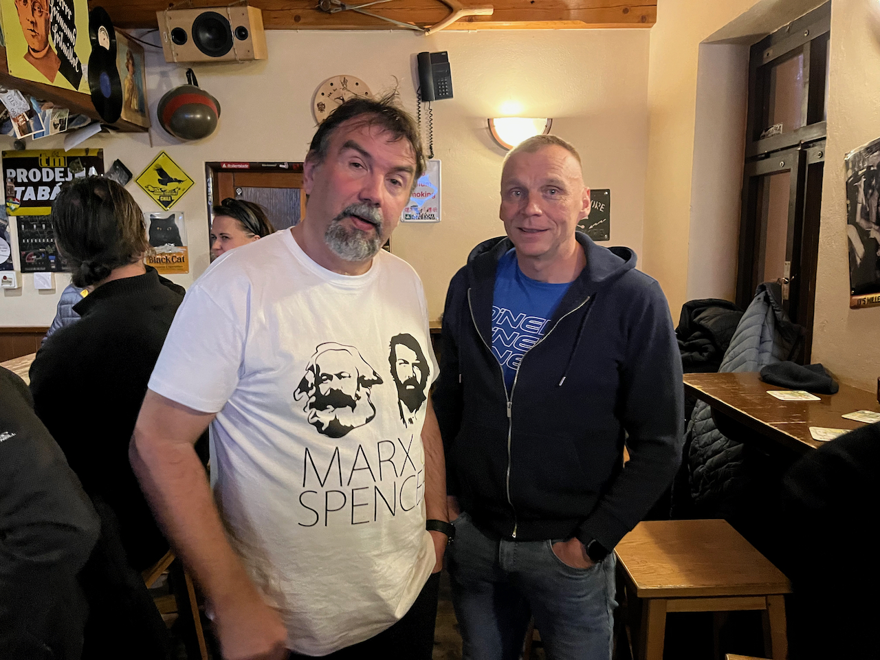 Obsah obrzku obleen, osoba, interir, ze

Popis byl vytvoen automaticky