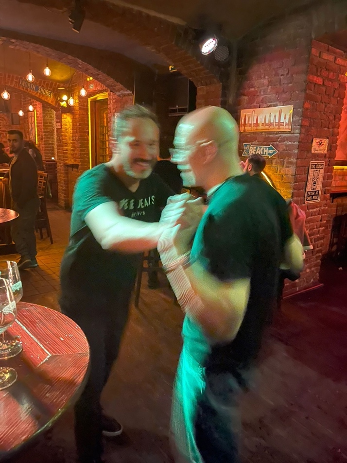 Obsah obrzku osoba, interir, strop

Popis byl vytvoen automaticky