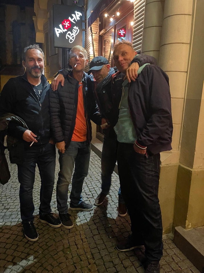 Obsah obrzku osoba, patro, stojc, lid

Popis byl vytvoen automaticky