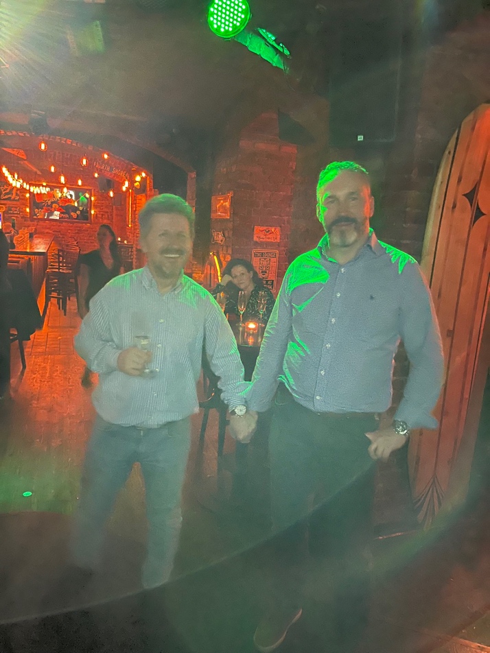 Obsah obrzku osoba, stojc

Popis byl vytvoen automaticky
